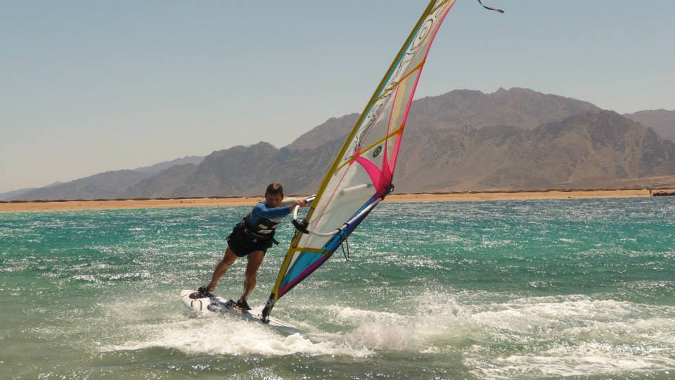Spock na lagunie w Dahabie (Egipt) wyjazdy szkoleniowe windsurfing kitesurfing