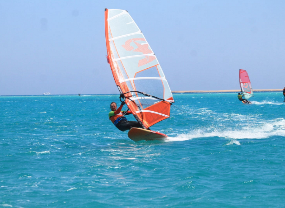 Dlaczego warto uprawiać windsurfing?