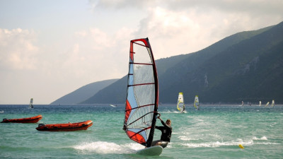 Nauka windsurfingu wyjazdy GRECJA VASSILIKI LEFKADA Biuro podróży