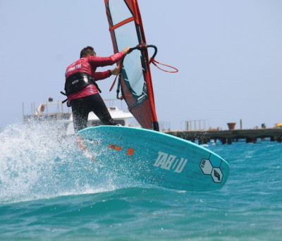Kuba Szewczyk instruktor windsurfingu Surfski